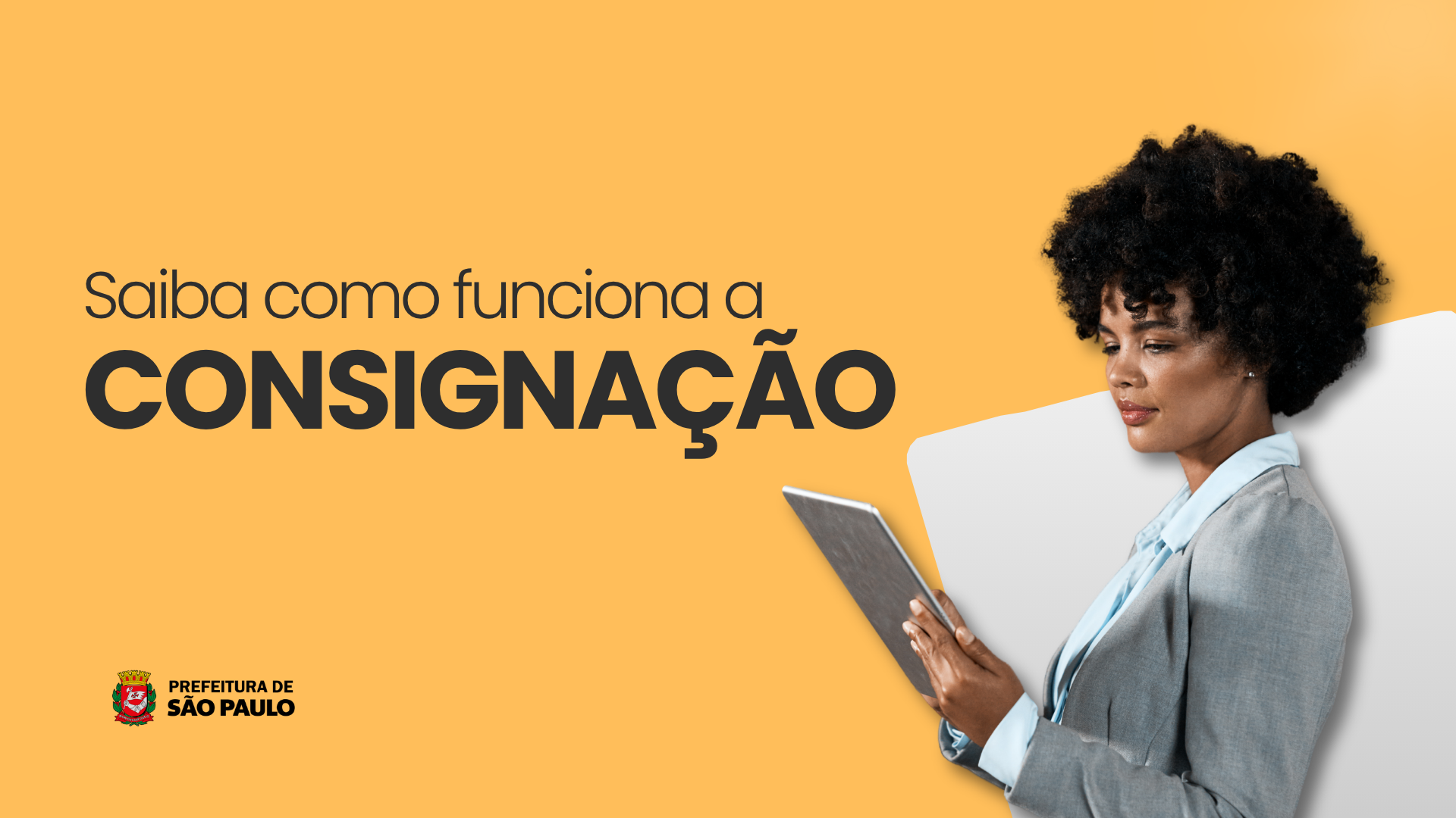 Arte com o fundo amarelo. Na direita a imagem de uma mulher com um tablet.  À esquerda o texto: "Saiba como funciona a consignação" No rodapé, o logotipo da Prefeitura de São Paulo.